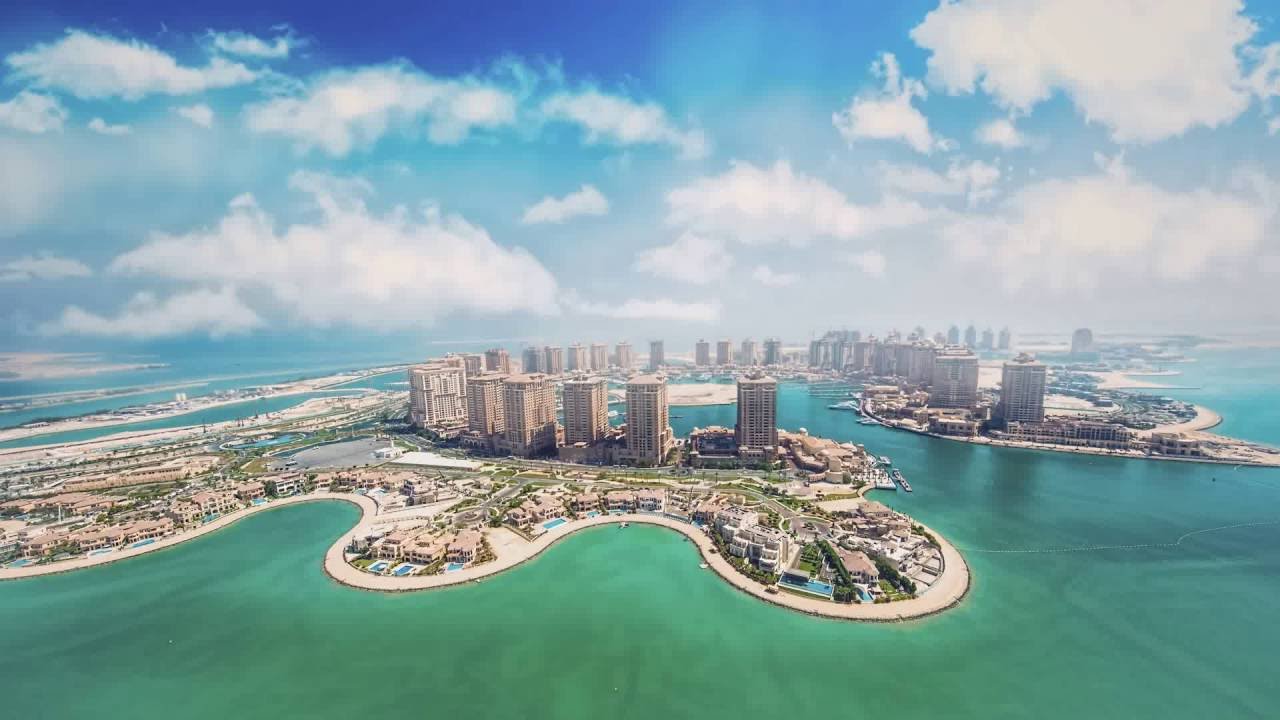 جزيرة اللؤلؤة من أشهر أماكن سياحية للشباب في قطر.