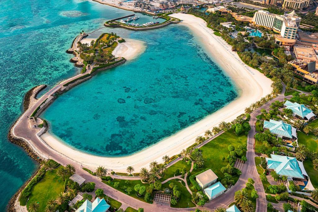 يعد فندق الريتز كارلتون البحرين ضمن  أشهر فنادق في البحرين