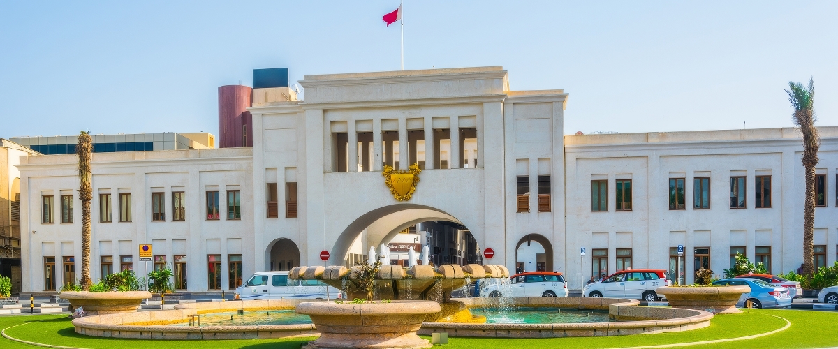 من أفضل الأماكن السياحية في البحرين هو باب البحرين.