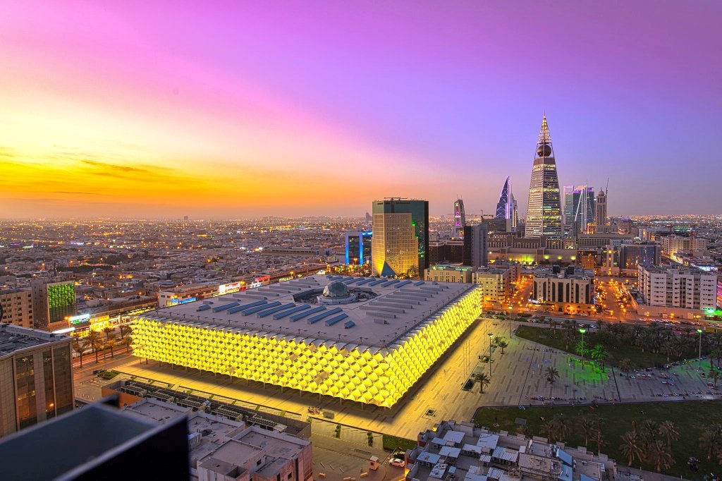 حديقة مكتبة الملك فهد الرياض من افضل حدائق الرياض المجانية.