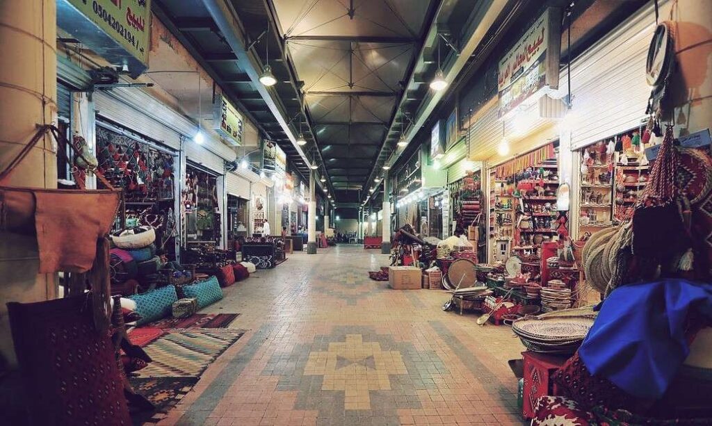 سوق البطحاء احد اسواق في الرياض رخيصة وحلوه.
