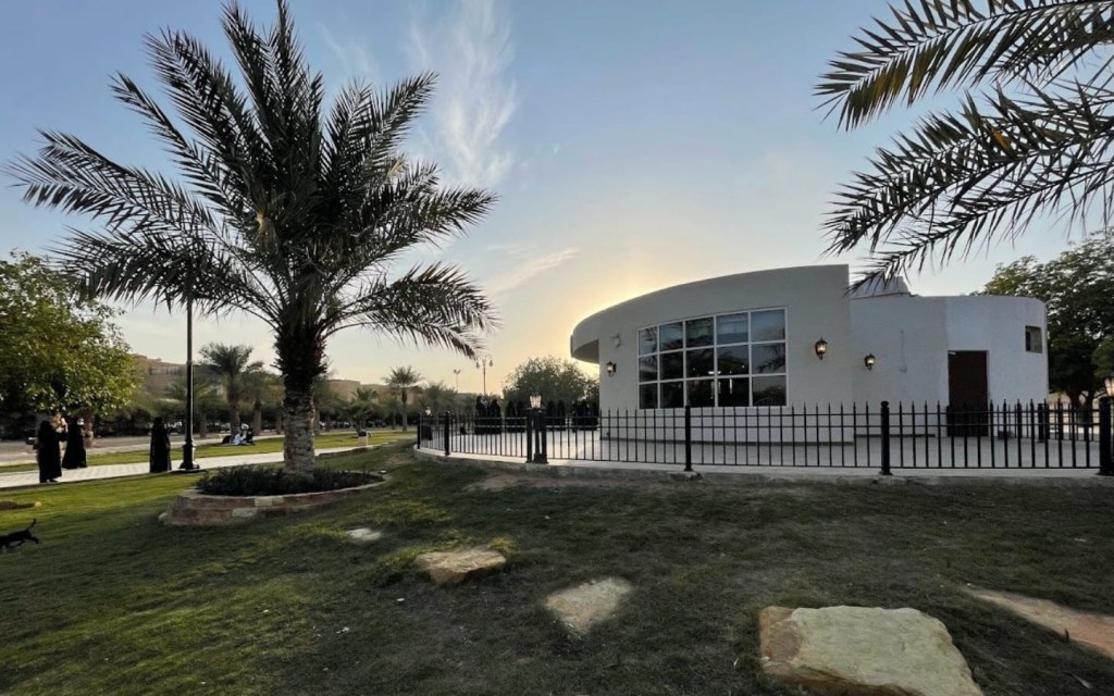 حديقة تلال الرياض فهي اكبر حديقة في الرياض.