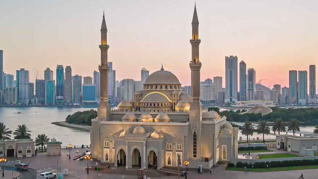 مسجد النور الشارقة من افضل اماكن سياحية في الشارقة مجانية.