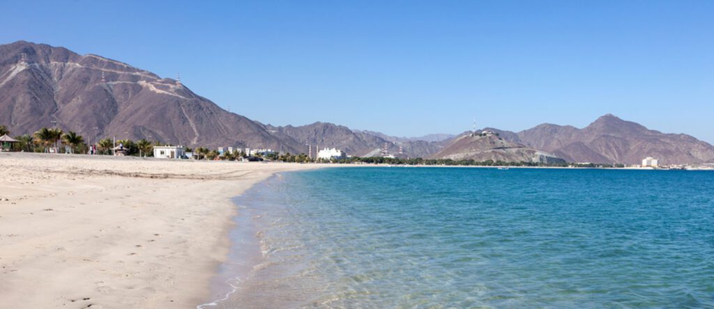 شاطئ اللؤلؤية الشارقة هو أحد أحسن شواطئ للعوائل في الشارقة