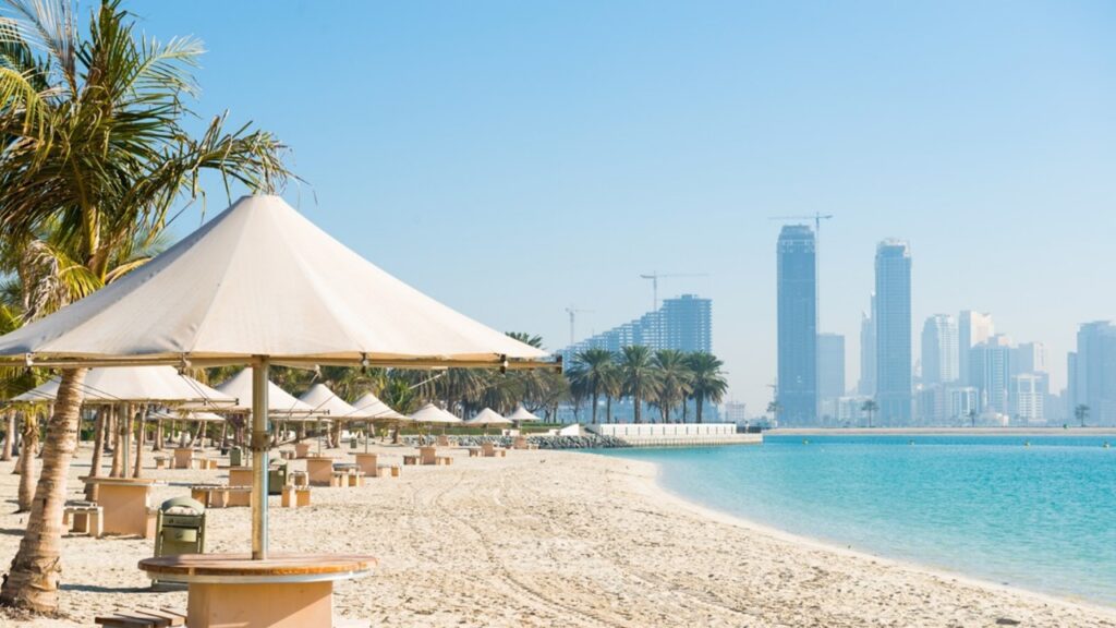 شاطئ الممزر الشارقة من افضل الاماكن السياحية في الشارقة