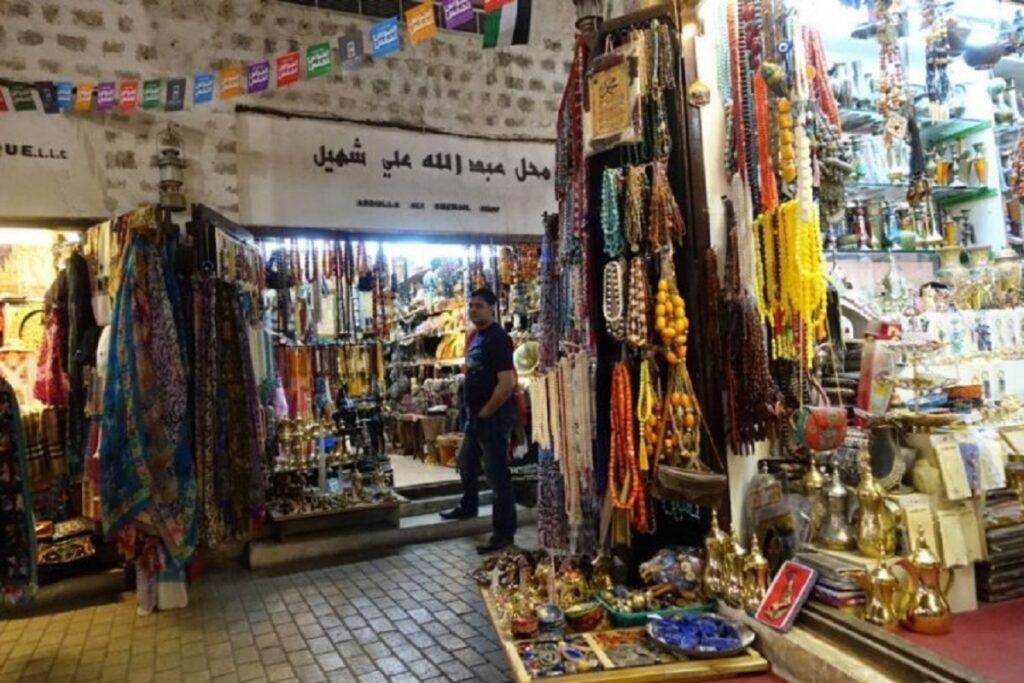 سوق القديم الشارقة واحد من اسواق رخيصة في الشارقة