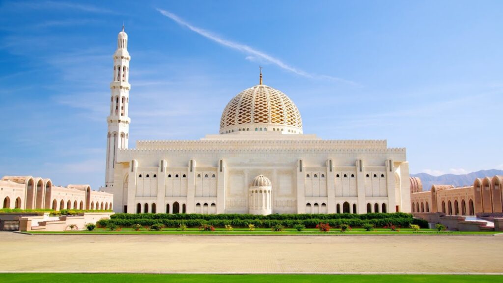 يعتبر جامع السلطان قابوس الأكبر من أشهر معالم سياحية في مسقط
