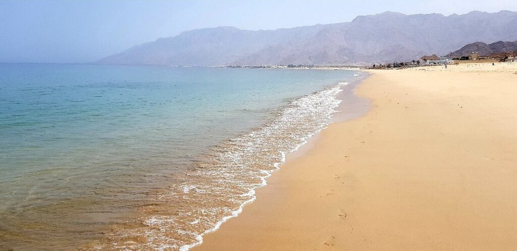 شاطئ السيفة من منتزهات في مسقط الممتعة