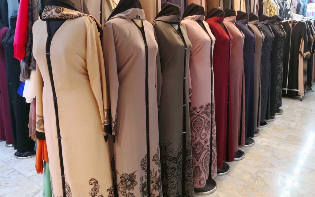 مركز عهود للعباية والشيل في الشارقة من أفضل اسواق الشارقة للملابس.
