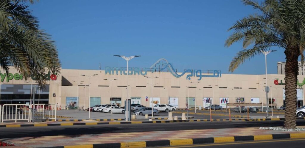 امواج مول واحد من أشهر معالم الدمام