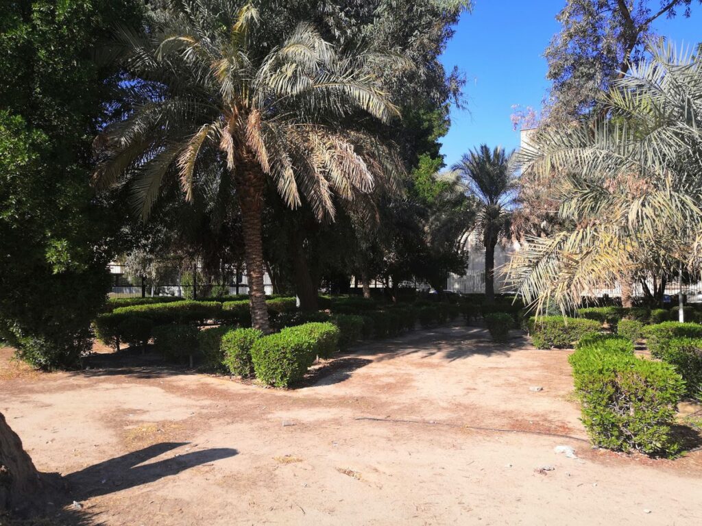 حديقة القصر الأحمر