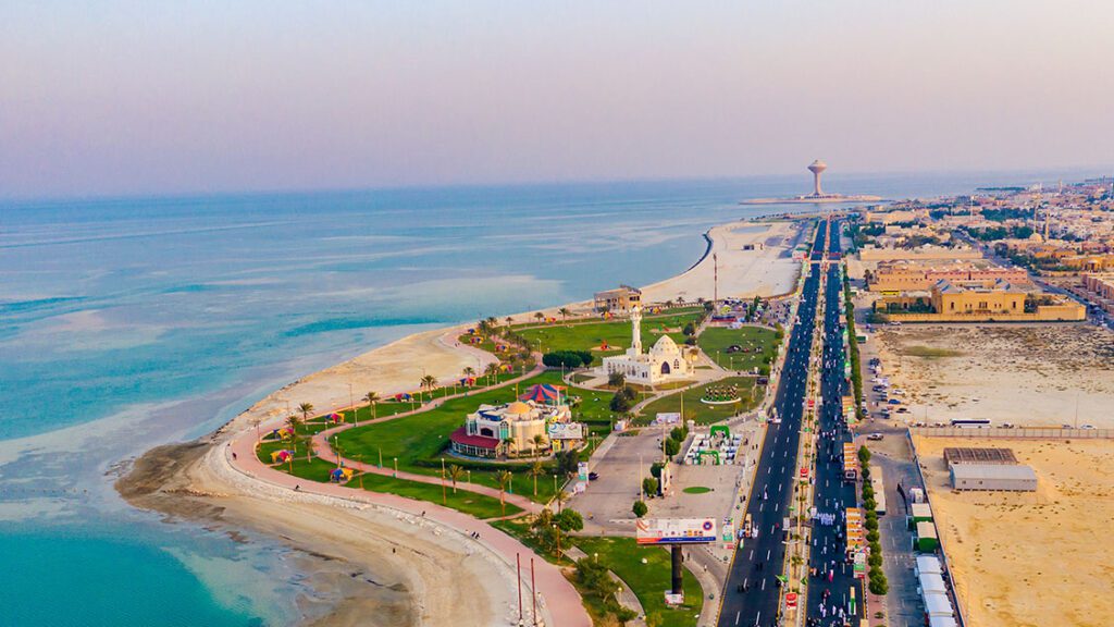 شاطئ الدمام يعتبر من أحلي اماكن سياحية في الدمام للعوائل