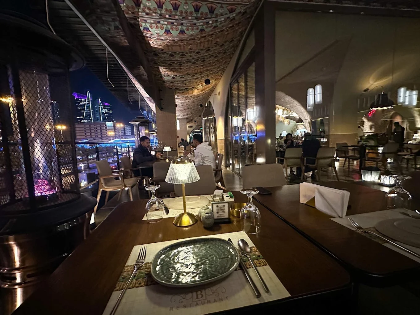 مطعم بلكونه